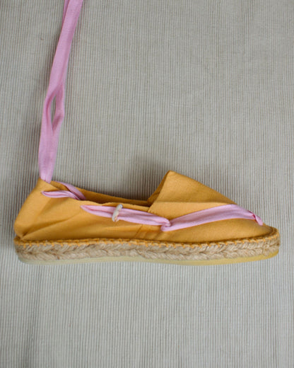 ALPARGATA NARANJA CON CINTA ROSA