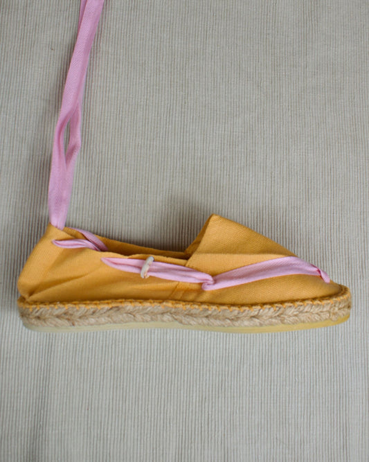 ALPARGATA NARANJA CON CINTA ROSA