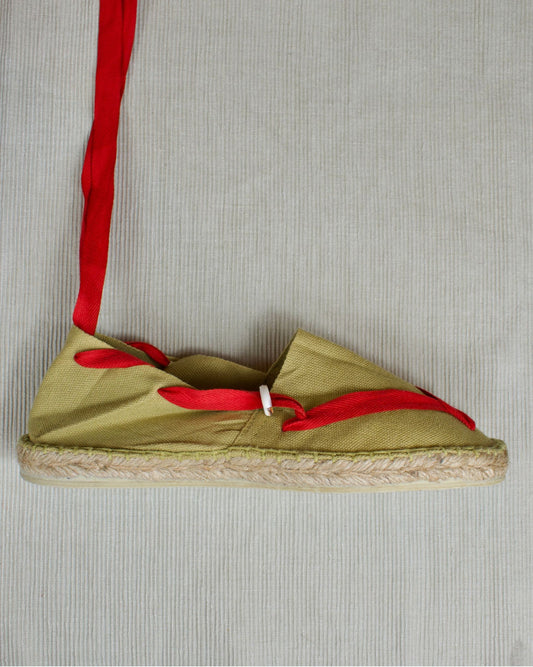 ALPARGATA VERDE CON CINTA ROJA