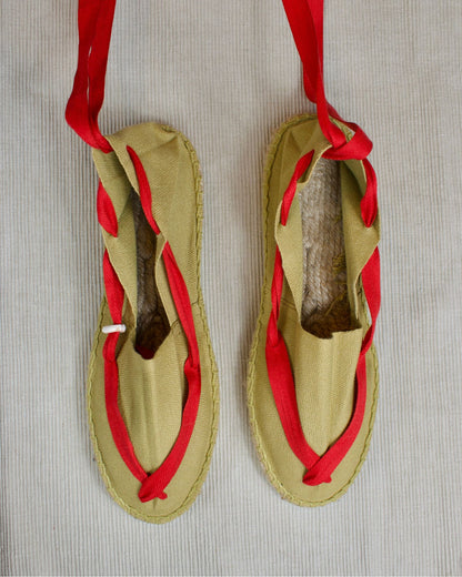 ALPARGATA VERDE CON CINTA ROJA