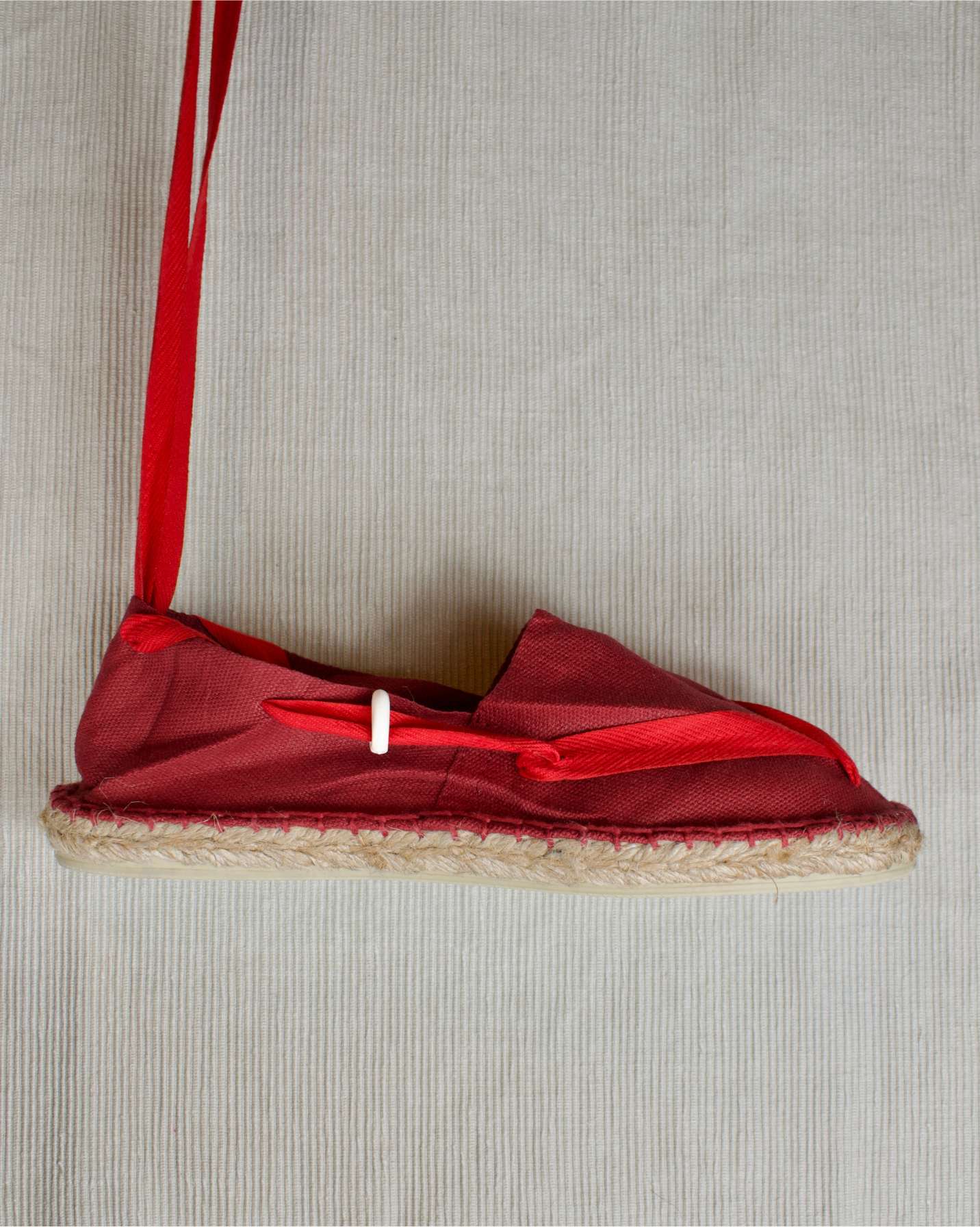 ALPARGATA GRANATE CON CINTA ROJA