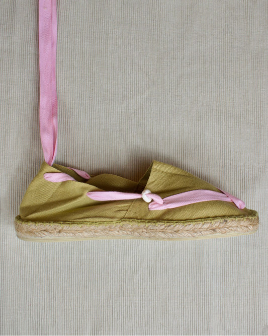 ALPARGATA VERDE CON CINTA ROSA