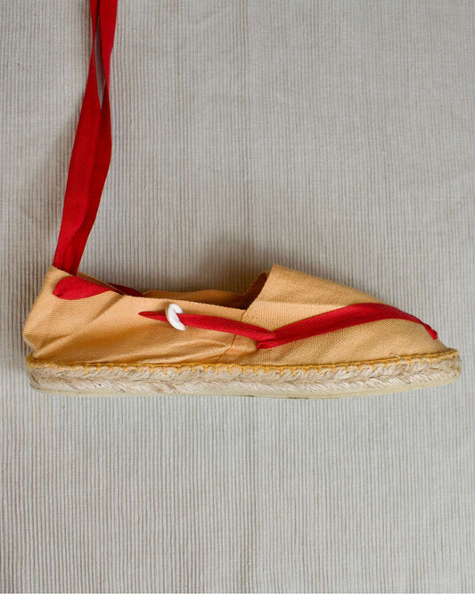 ALPARGATA NARANJA CON CINTA ROJA