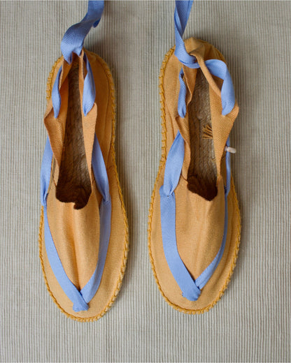 ALPARGATA NARANJA CON CINTA AZUL