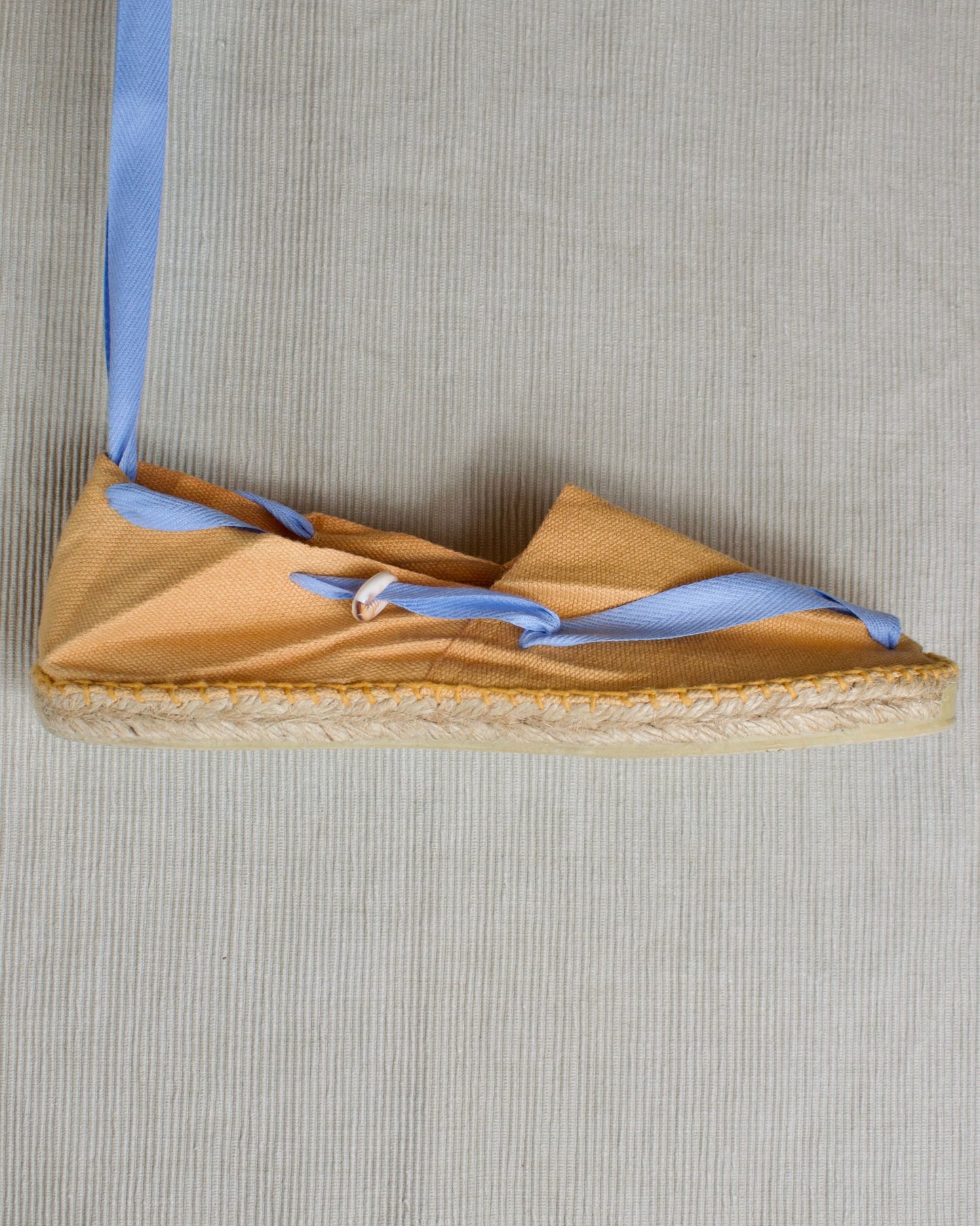 ALPARGATA NARANJA CON CINTA AZUL