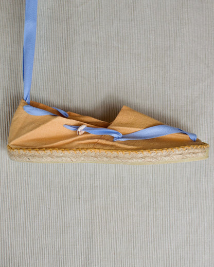 ALPARGATA NARANJA CON CINTA AZUL