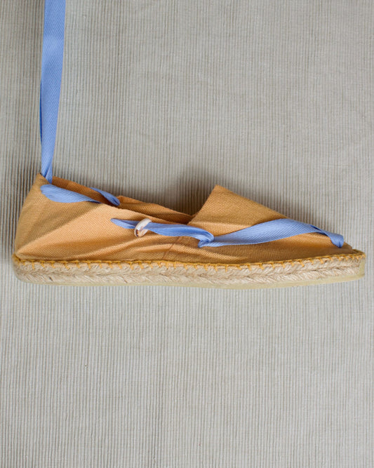 ALPARGATA NARANJA CON CINTA AZUL