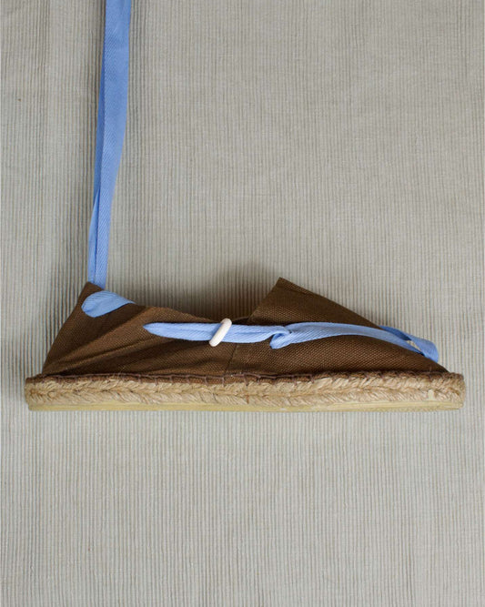 ALPARGATA MARRÓN CON CINTA AZUL