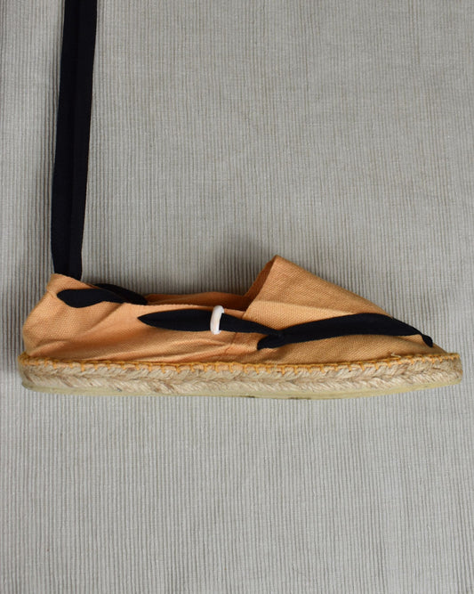 ALPARGATA NARANJA CON CINTA NEGRA